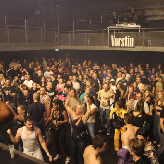 Mensen samen op het Heartcore by Nature Event 2025